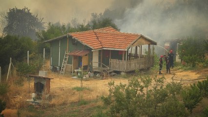 Ters rüzgara rağmen bağ evini kurtardılar: İtfaiye büyük risk aldı, geri çıkamayabilirlerdi