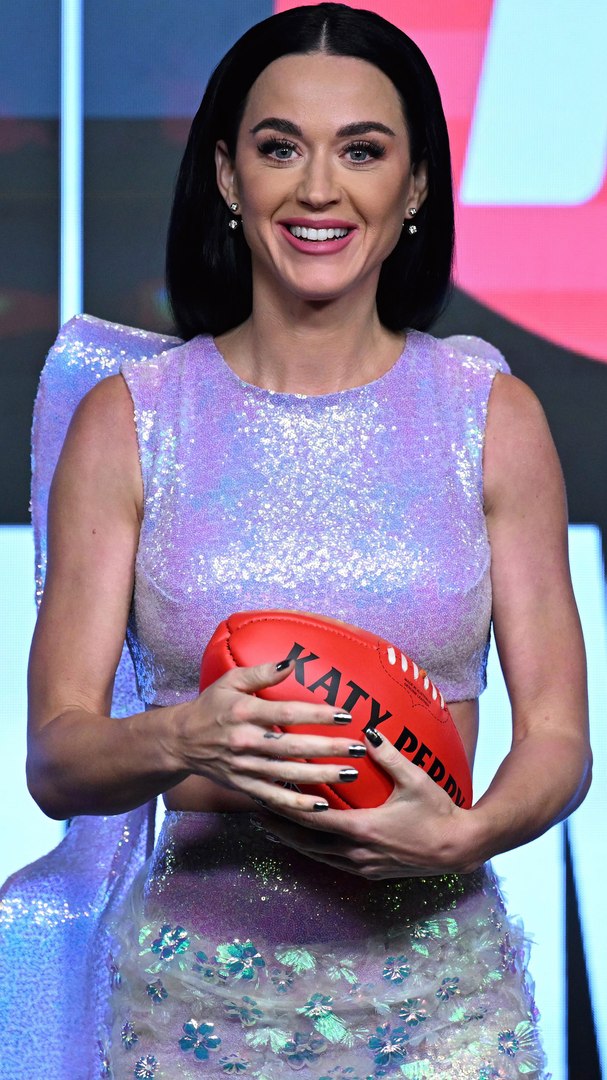 El medio estadounidense TMZ se�al� que los dos cenaron juntos en un restaurante de Montreal poco despu�s de que Perry anunciase su ruptura con el actor Orlando Bloom. Despu�s, el pol�tico ha sido visto (y grabado por fans de Perry) en el concierto de la estrella del pop en Canad�.

Tras la difusi�n de estas im�genes se han desatado todo tipo de rumores y especulaciones