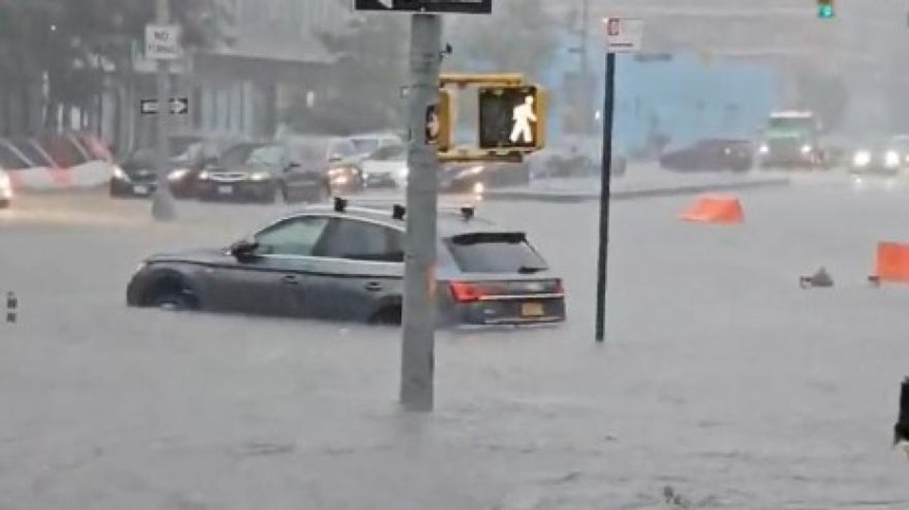 New York è sott'acqua! Pioggia torrenziale e strade bloccate nella città