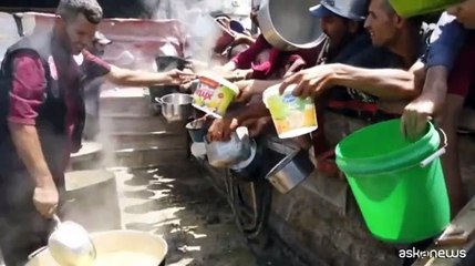 Gaza, la calca per ore per un piatto di zupppa alle lenticchie