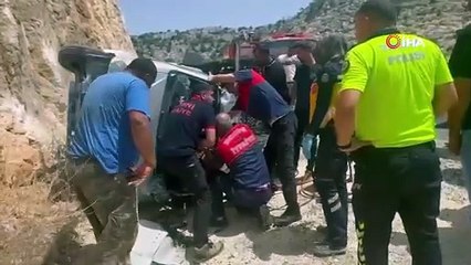 Devrilen kamyonetin sürücüsü sıkıştı: 1 ağır yaralı