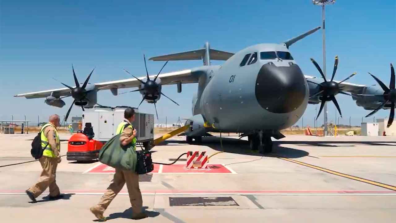 "Vaikuttavaa! 🎬 Indonesian ENSIMMÄISEN A400M-koneen ensilento Sevillassa – et usko näitä liikkeitä!"