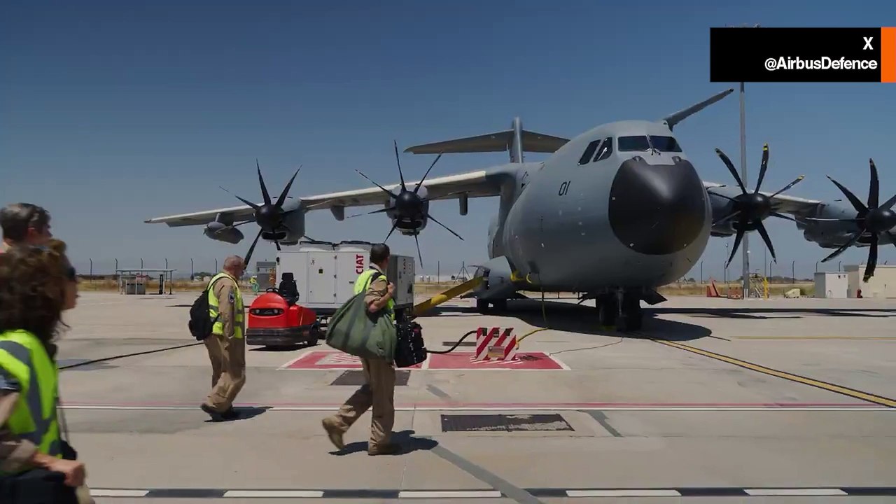 "놀라움 그 자체! 🎬 인도네시아 최초의 A400M, 세비야에서 첫 비행 — 이 기동, 믿기지 않을걸요!"