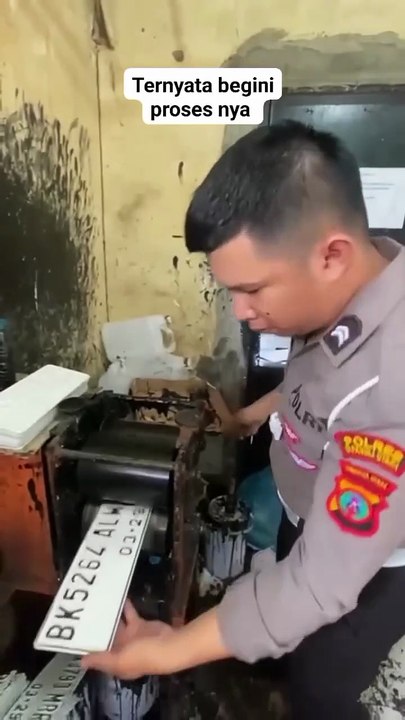 Kreatif proses cetak plat motor dan mobil