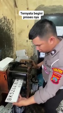 Kreatif proses cetak plat motor dan mobil