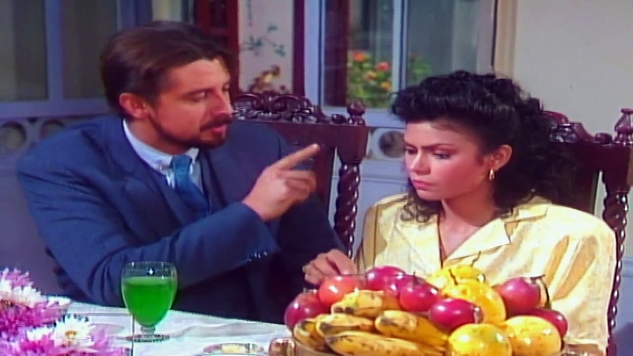 Andrés Saín no sabe como evadir a Bella