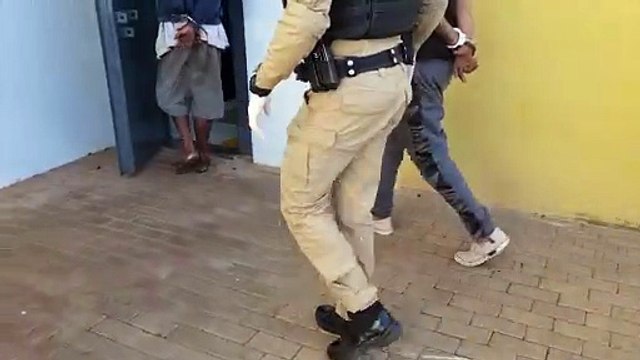 Dois homens são detidos em flagrante por furtarem fios de fibra ótica