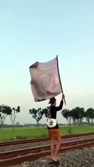 VIDEO: ¡Por grabar un video! Joven fue atropellado por un tren en Indonesia