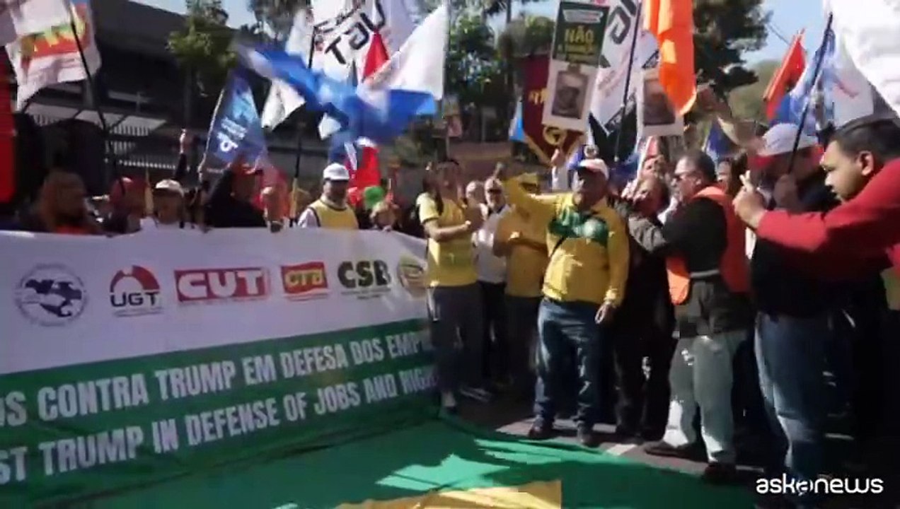 Protesta davanti al consolato Usa a San Paolo contro i dazi di Trump
