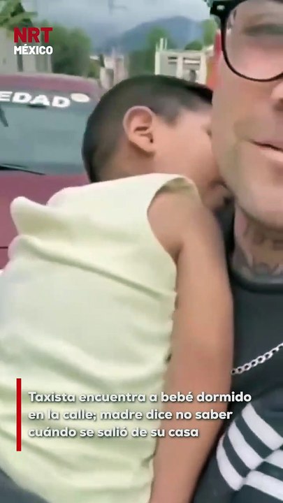 En Oaxaca, un conductor de taxi encontró a un b3bé dormido sobre la vía. Detuvo su marcha y cargó al pequeño para buscar ayuda con los vecinos. Minutos después apareció una mujer que aseguró ser la madre y dijo no saber cuándo se salió el menor de su casa