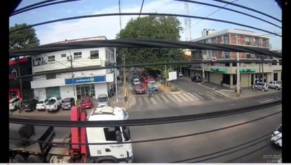 Mujer cruzando Avda. Eusebio Ayala.