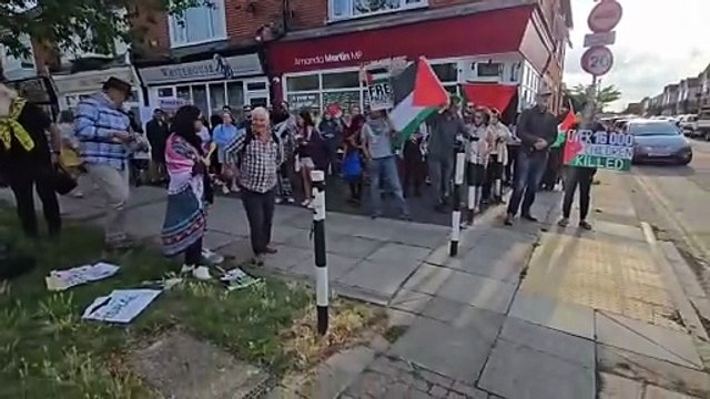 Tensions rise at Palestine Solidarity Campaign protest as protestors confronted by angry drinkers from The Golden Hind