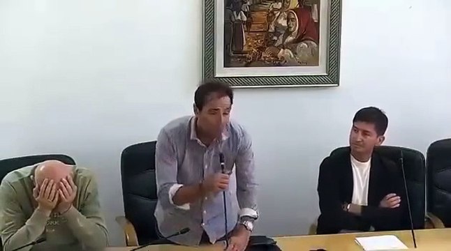 Fai la cuccia che non sei di razza: volano insulti durante il consiglio comunale a Porto Torres