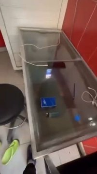 Şanlıurfa’da etkisini artıran aşırı sıcak hava dalgası, ilginç görüntülerin ortaya çıkmasına neden oldu. Kentte serinlemek isteyen bir vatandaş, endüstriyel amaçlı kullanılan buzdolabının içine girmekte buldu