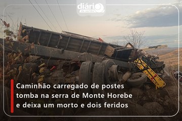 Caminhão carregado de postes tomba na serra de Monte Horebe e deixa um morto e dois feridos