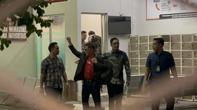 Hasto Kepalkan Tangan Saat Resmi Bebas