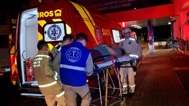 Rapaz tem ferimento grave no joelho enquanto jogava vôlei na Av. Brasil