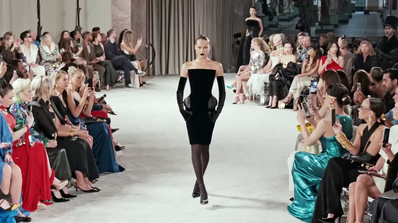 SCHIAPARELLI Autumn/Winter 2025/2026 Fashion Show: Stars, Surrealism, and Artisanal Craftsmanship (4K)