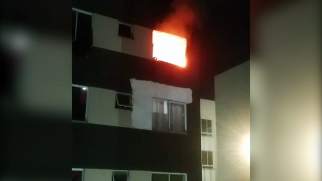 Apartamento em chamas! Quatro pessoas ficam feridas e Bombeiros são chamados