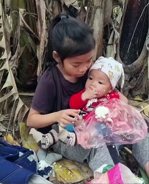 “Heartbreaking Scene: Poor Baby Eating Only Rice 😢 | Struggle for Food & Survival”