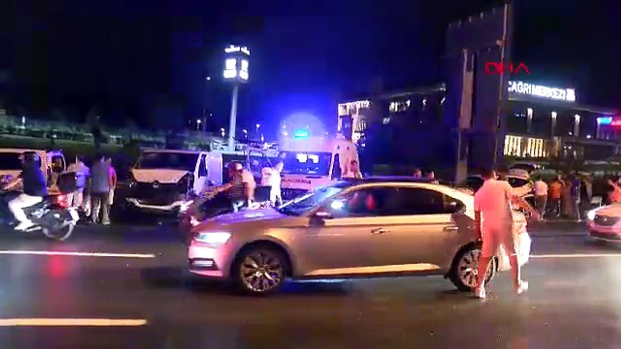 İstanbul'da zincirleme kaza: Tam 16 araç birbirine girdi; yol araç çöplüğüne döndü!