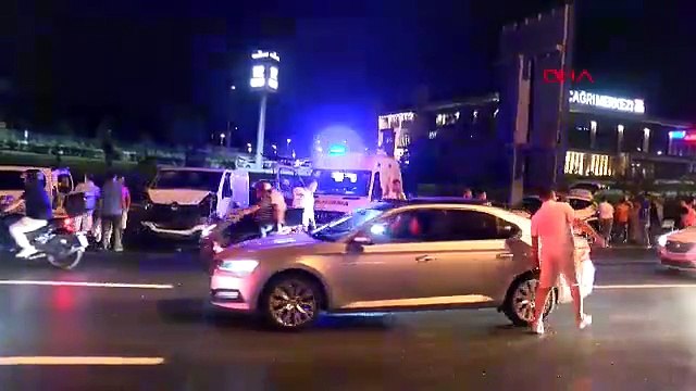 İstanbul'da zincirleme kaza: Tam 16 araç birbirine girdi; yol araç çöplüğüne döndü!