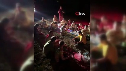 Alevlerin arasında karnını doyuran ormancılardan duygulandıran dua