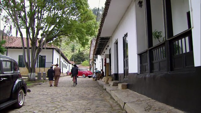 Mike contrata a un periodista para seguir sacando noticias de Simón