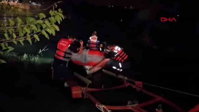 Su seviyesi yükselince ırmaktaki adacıkta mahsur kalan 2 kişi kurtarıldı