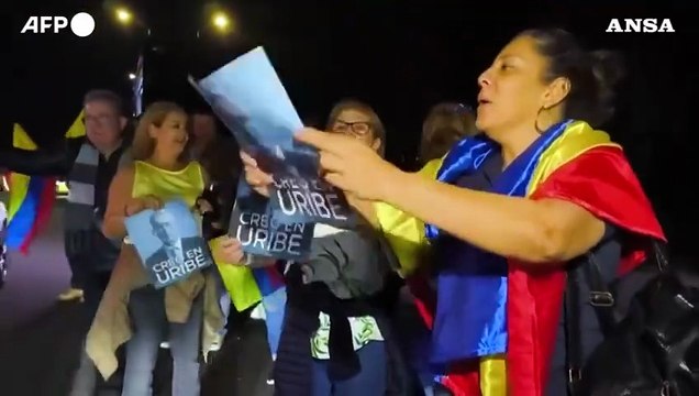 Colombia, Uribe condannato a 12 anni: sostenitori dell'ex presidente in protesta