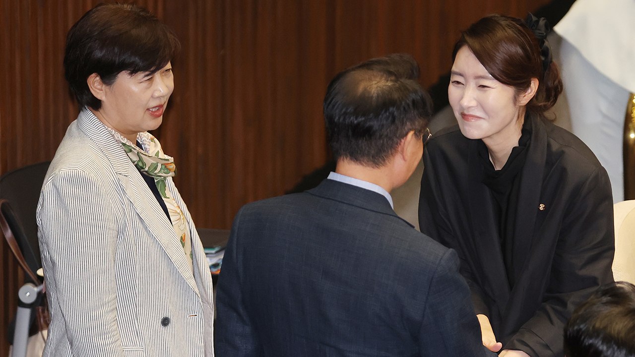 여가부 장관 후보자 사퇴한 강선우, 본회의장 등장 / YTN
