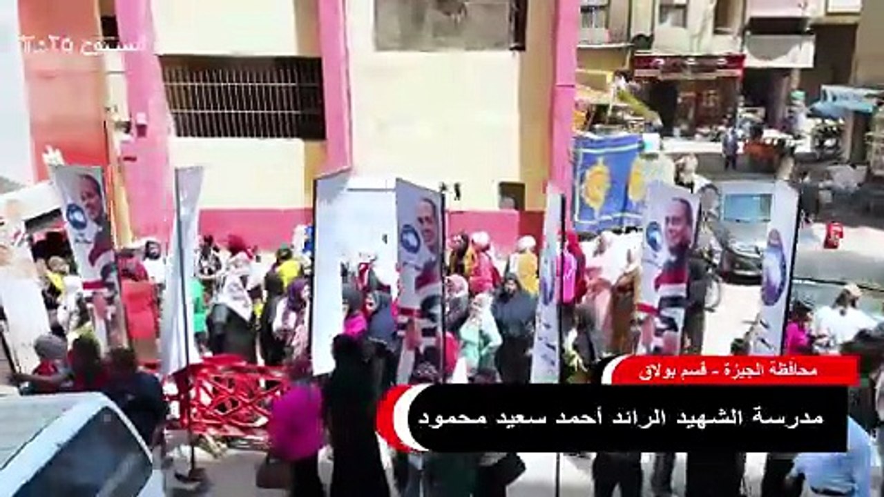 رافعين الأعلام .. أجواء من البهجة لأهالي الجيزة أمام اللجان