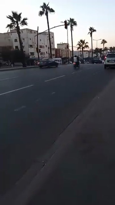 نحن ساكنة حي لمياء قرب صيدلية طة ولينا ماتنقدروش نقطعو حنا وليداتنا ماكينش لي كايحترم الراجلين