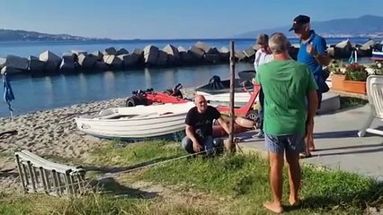 Torre Faro e spazi in spiaggia: ombrelloni contro barche