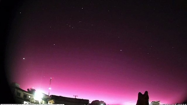 Vídeo mostra o céu “pegando fogo” com chuva de meteoros em cidade brasileira; ASSISTA