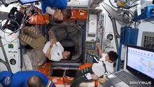 L'arrivo degli astronauti sulla Iss, accolti da colleghi a gravità zero