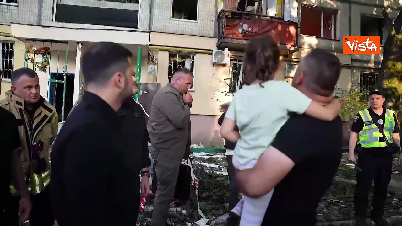 Zelensky depone rose rosse al palazzo sventrato a Kiev dopo un attacco russo