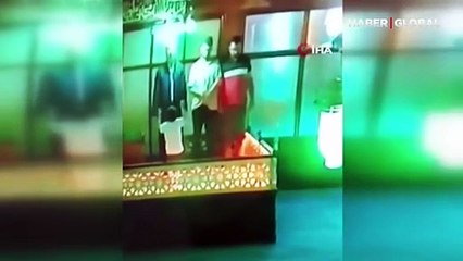 İmam namazı bırakıp yüksekten düşen çocuğu havada yakaladı!