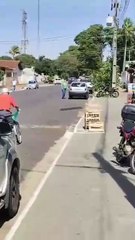 idoso perde controle de carro, invade praça e colide com veículo em Altônia