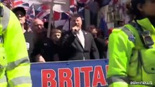 I sostenitori di destra di Britain First in marcia a Manchester