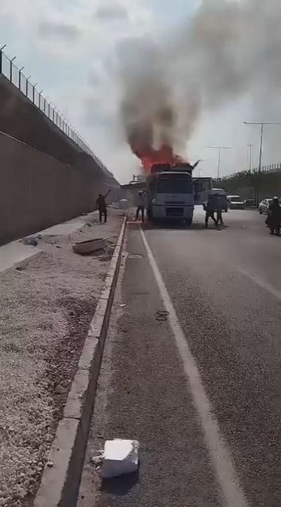 Şanlıurfa’nın Kuzeybatı Çevre Yolu’nda seyir halindeki bir tırda çıkan yangın, itfaiye ekiplerinin müdahalesiyle kontrol altına alındı.