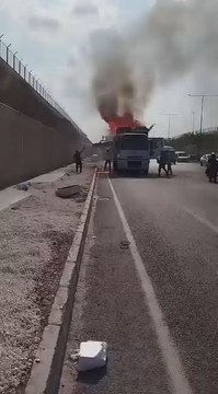 Şanlıurfa’nın Kuzeybatı Çevre Yolu’nda seyir halindeki bir tırda çıkan yangın, itfaiye ekiplerinin müdahalesiyle kontrol altına alındı.