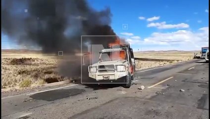Emboscada violenta en Oruro: contrabandistas queman patrulla y secuestran a un oficial militar