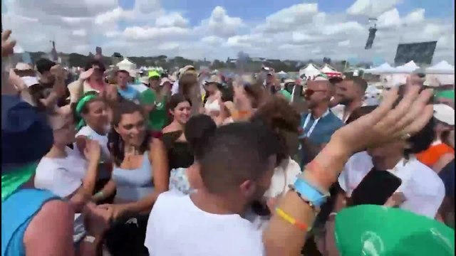 Balli e canti fra i ragazzi riuniti nella spianata di Tor Vergata per il Giubileo dei giovani