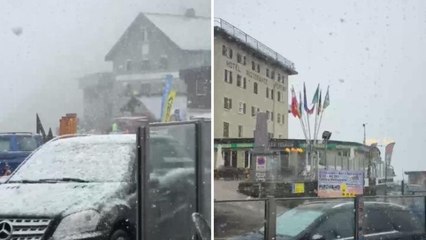 Passo dello Stelvio, la neve ad agosto, il video delle auto imbiancate: «Temperature prossime allo zero»