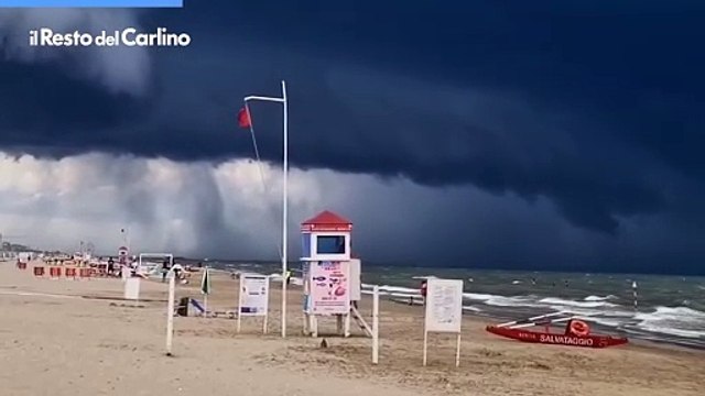 Temporale in spiaggia sulla riviera romagnola: il video