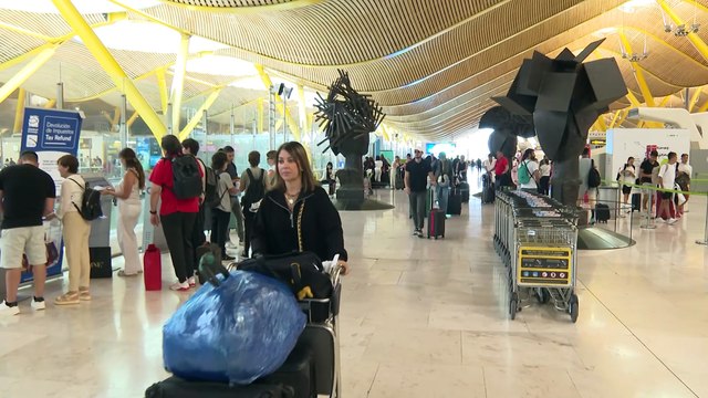 Miles de turistas se desplazan con motivo del inicio de sus vacaciones en el mes de agosto