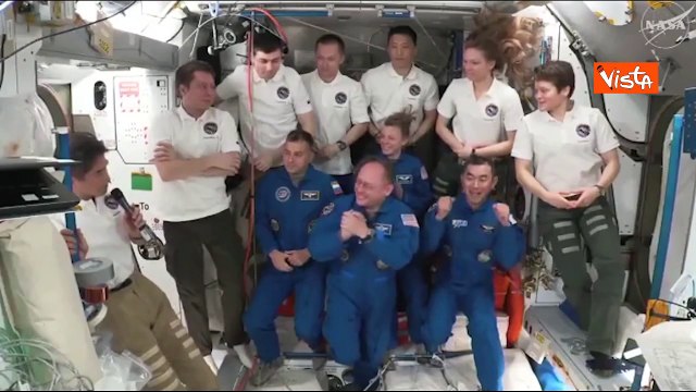 La Crew Dragon 11 arriva alla Stazione Spaziale Internazionale, la cerimonia di benvenuto