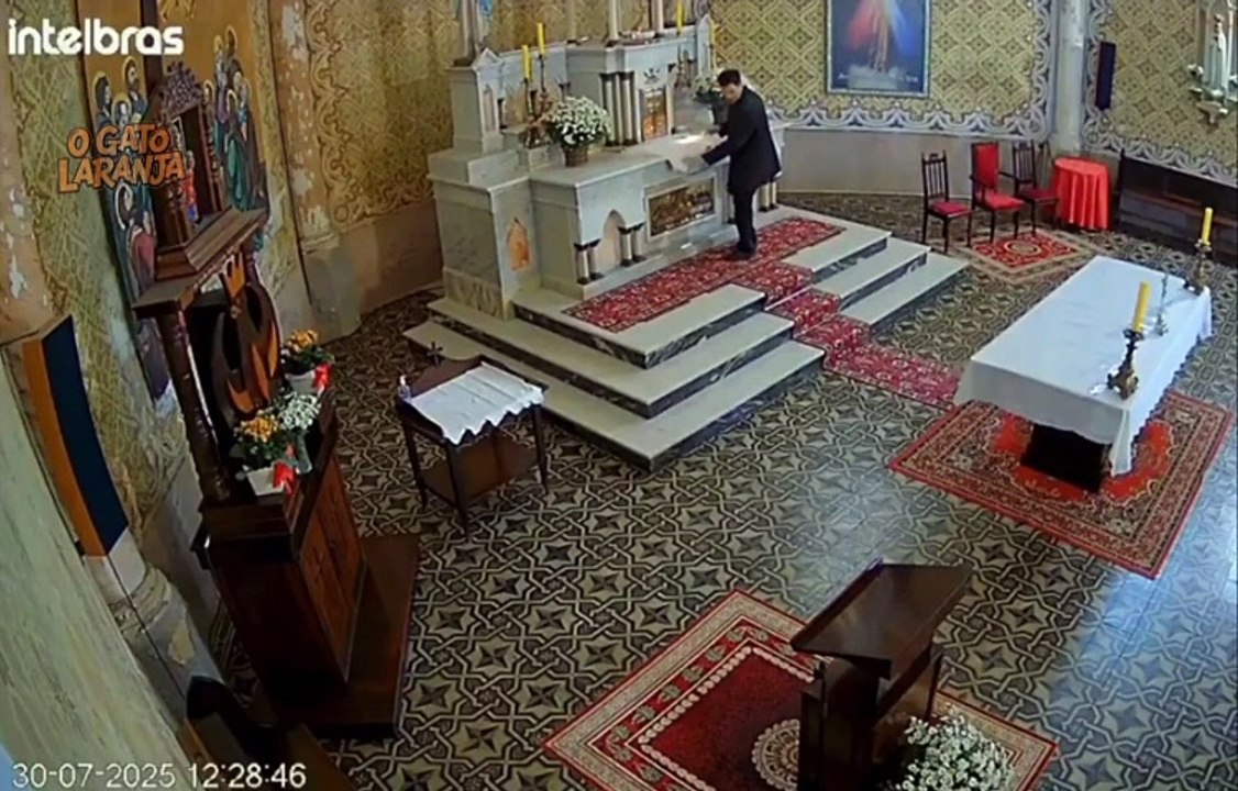 Homem invade igreja histórica em Santa Catarina e explode altar