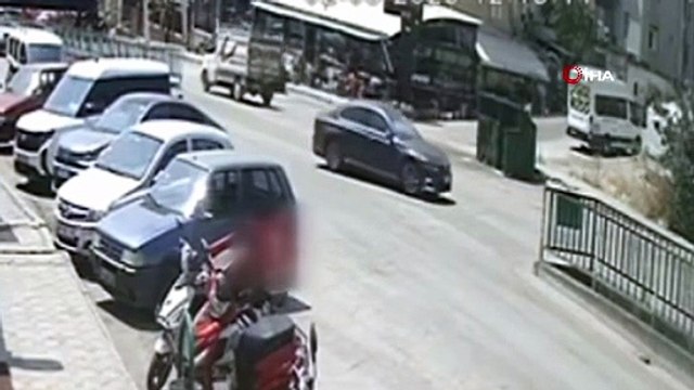 İki otomobilin çarpıştığı kaza kamerada: 3 yaralı